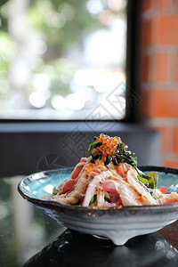 以日本食品风格制作的海鲜沙拉图片