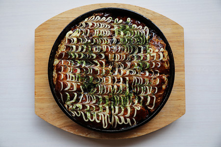日耳曼食品木板上的日本披萨图片