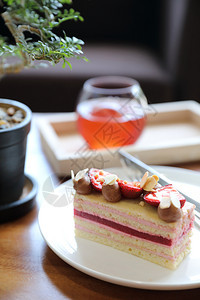 草莓蛋糕甜食品木桌上有草莓坚果图片