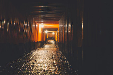 japn晚上在法希米因纳里神庙的大门和雨中京都高清图片