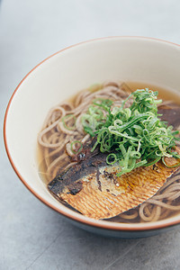 苏眉鱼面条汤加鱼或日本番茄沙巴用电影古老的日本菜背景