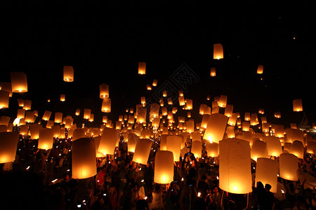 夜间传统新年气球灯笼图片