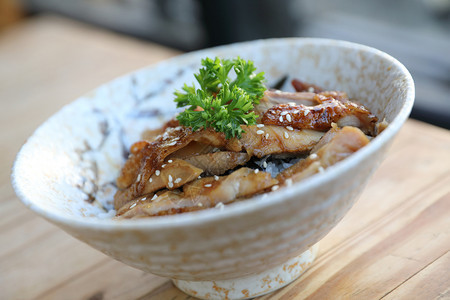 日本料理红烧鸡排饭图片