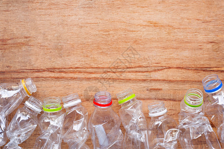 塑料废物木制背景的塑料瓶图片