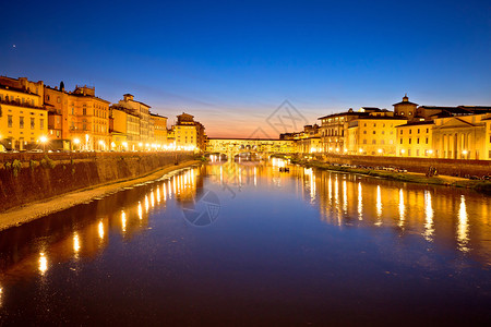 黄昏的夜视中意大利的Tuscany地区即Vechio桥和Arn河滨图片