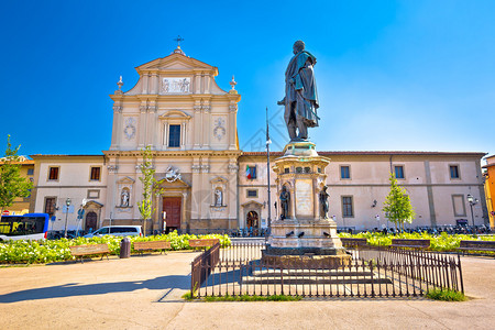 广场和教堂在佛罗伦斯的建筑观中意大利的塔斯卡纳地区高清图片