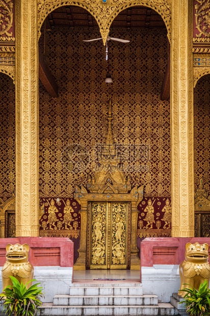 金门和大堂的外墙瓦森苏哈拉姆通卢昂普邦laos图片