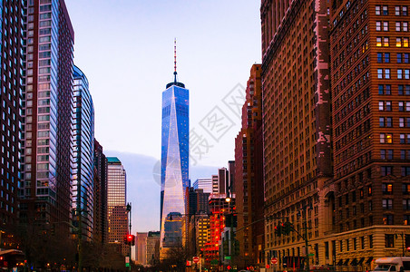 一个世界贸易中心纽约在晴朗的天空日图片
