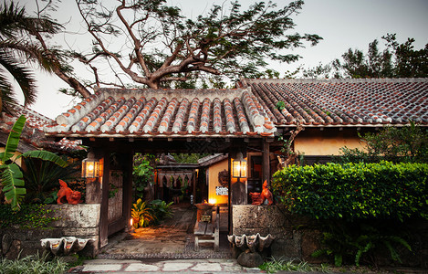2013年月日JanKogiawjpn有瓷砖屋顶在花园的日本式瓦卡风格房屋图片