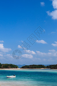 一片美丽的热带海白沙滩水晶清澈的绿水在卡比拉湾伊西加基岛okinawjpn图片