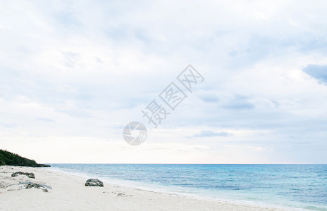 在春初的云天梅哈马海滩的蓝色水和白沙明亚科伊萨兰德奥基那瓦雅潘图片
