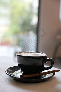 白色布料背景的卡奇诺咖啡杯图片