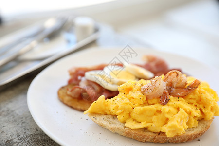 早餐加炒鸡蛋炸土豆培根和虾图片
