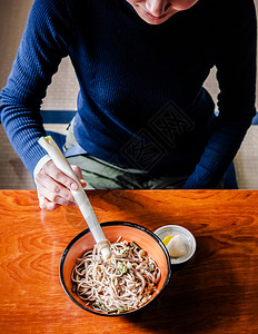 日本东北部福岛市欧池菊库村的高藤荞麦传统韭菜荞麦面图片