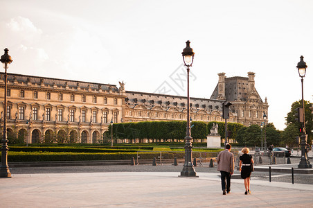 201年6月8日法国巴黎晚间louvre博物馆最著名的法国巴黎博物馆的游客图片