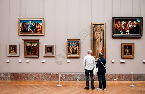 国际博物馆201年6月8日巴黎游客在最著名的巴黎博物馆louvre享受艺术作品背景