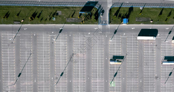 无人机空中观察停车场视图图片