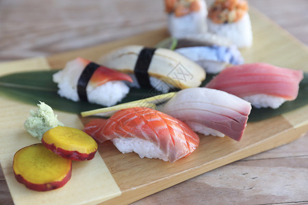 木板盘子上的海鲜寿司图片