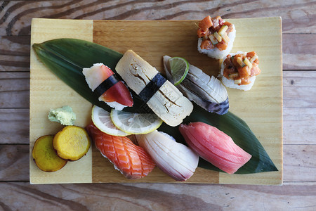 俯视图木板盘子上的海鲜寿司图片