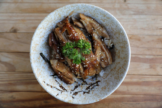 日本料理鸡肉照yoki和木片背景上的米饭图片