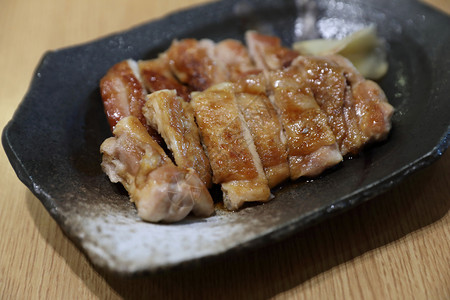 日本料理鸡肉木底米饭图片