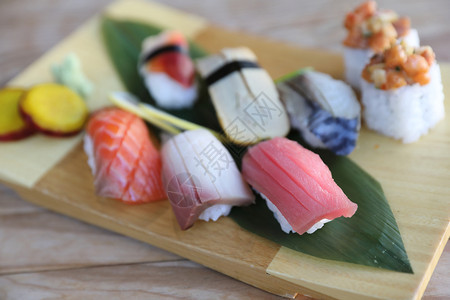 木板盘子上的海鲜寿司图片