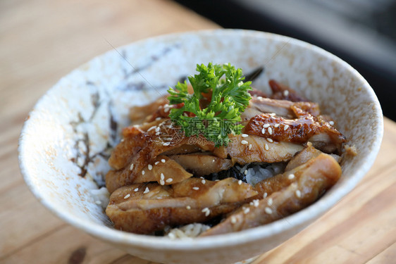 日本料理鸡肉木底米饭图片