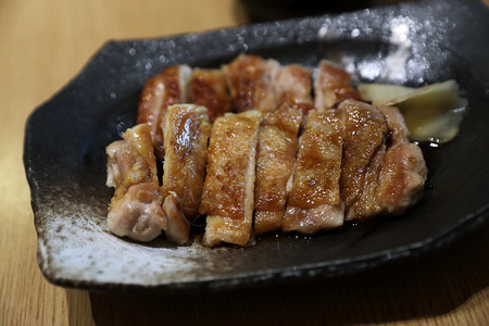 日本料理木底红烧鸡饭图片