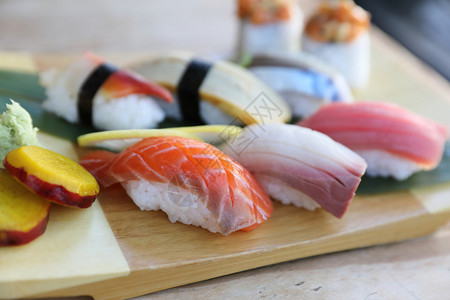 近视图木板盘子上的海鲜寿司图片