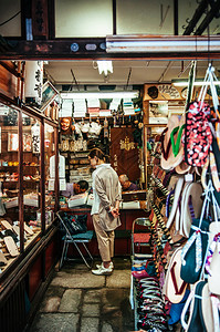 2014年6月25日014shinagwTokyjapn与当地客户在shinagw区做店铺的日本古典凉鞋图片