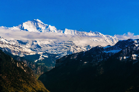 丘佛劳乔赫山顶覆盖雪从更坚固的库姆看因特拉肯图片