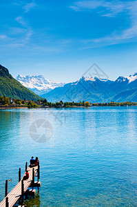 瑞士日内瓦木桥和观光客在寒冷城堡湖基因蒙特勒瑞士背景