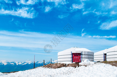 白色楼房建筑蒙特勒附近的松树高山一部分背景