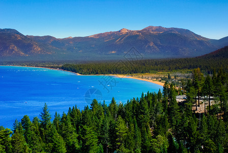 Tahoe湖是西拉奈瓦达山脉的一个大淡水湖图片