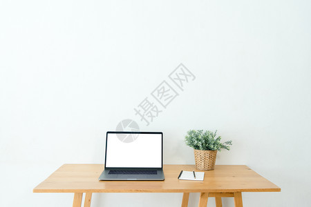 创意设计师桌面前方有模拟版空间白色笔记本电脑屏幕用品和桌上的其他物品图片