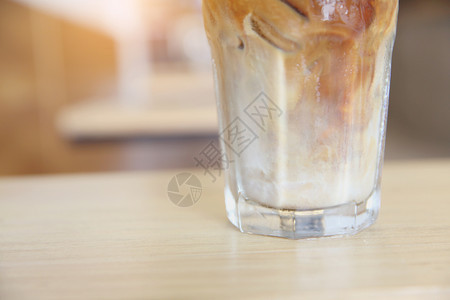 桌子上的冰咖啡图片
