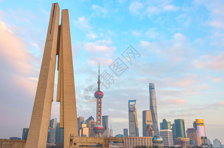 有现代建筑和著名的电视塔台上海大都市夕阳天线图片