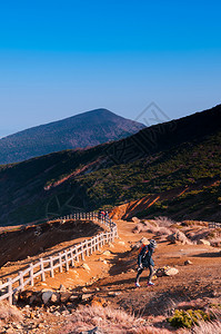 旅游者正在山顶上行走图片