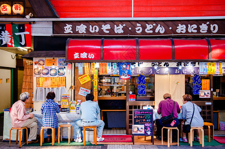 当地民众在日本小吃街sendaichbano购物街上吃午餐背景图片