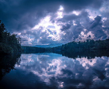 Julian价格湖沿北卡罗利纳的蓝脊公园道图片