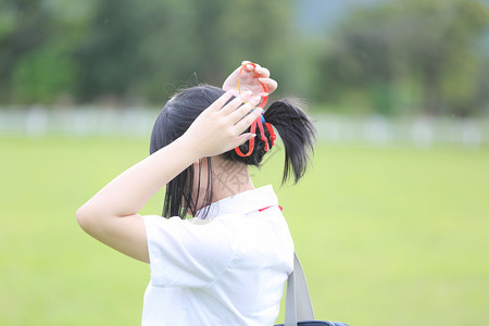 在有草山和树的农村学校图片