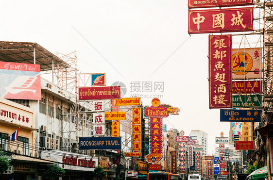 繁忙街道上的广告牌图片