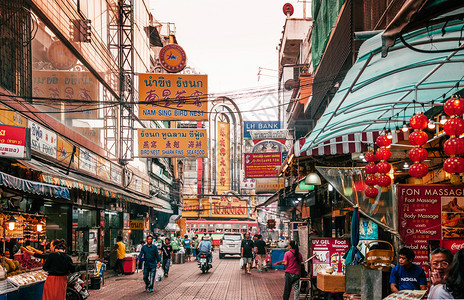 日本繁忙的街道摩托车和商店图片