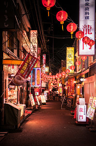 2014年6月2日餐饮街小巷晚上在城市yokham有灯笼图片