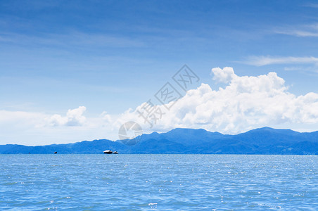 蓝色的夏天空白色的云彩和热带海景靠近泰国河口的千头图片