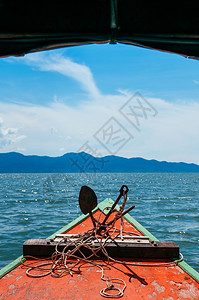 多彩的泰海渔船头顶上挂着铁锈锚和绳索的千张岛风景背景图片