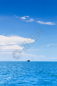 蓝色的夏天空白色的云彩和热带海景靠近泰国河口的千头图片