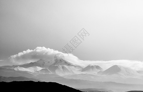 雾山冬天雾的一埃尔西耶火山的黑色和白图象Kakseri火鸡背景