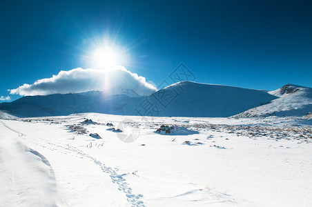 冬天晴朗的厄尔西耶火山图片