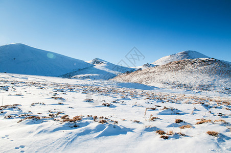 冬季晴天满是雪的厄尔西耶火山图片